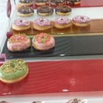 マハロ ドーナツ ラボ - ショーケースの中に色とりどりに並ぶ 
