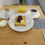 buik - モーニング・セット：小倉バタートースト、ゆで卵、伊予柑ジュース、フレンチプレス・コーヒー(コスタリカ)、ヨーグルト1
