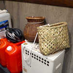 あや菜 - 山菜採りに使うカゴ。日常の道具が、店内に何気なく飾られています