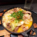 あや菜 - 鶏もつすき（￥780）。甘辛い卵とじスタイル、善光寺の七味唐辛子がベストマッチ！