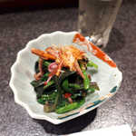 あや菜 - 金時草と天然なめこのお浸し（￥500？）。お通しですが、十分一品になり得る内容です