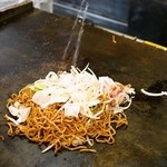 粉もの屋 - 予め焼いていて置いていた焼きそばに野菜を加えただけの陳腐な焼きそばでした。これはよくないですね。