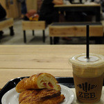 ZEBRA Coffee & Croissant - カフェラテ、プラムとクリームチーズ