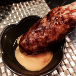 炭火焼鳥あずま - つくねを卵黄にIN