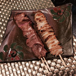 炭火焼鳥あずま - 左が白レバ、右がかわ。