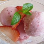 アルベロ - ドルチェ：河内町のイチゴのジェラード