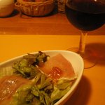 イタリアンダイニングDONA - 生ハムのサラダと赤ワイン