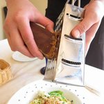 アルベロ - マグロのからすみを削ってかける