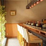 鮨處八千代 - 明るいカウンター