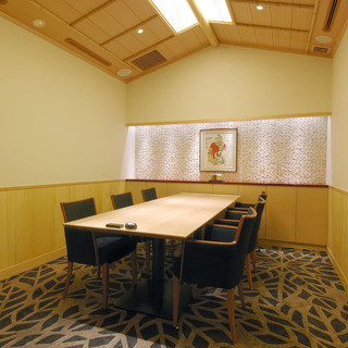 落ち着いた雰囲気の上質なVIP個室〈8名様まで〉
                                      【お部屋代】
                                      ご飲食代の10％