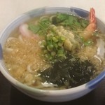 めん処春木 - 天ぷらうどんな昼ごはん。汁並々でめちゃくちゃ熱い(^_^