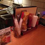 チンズバーガーマーケット - 最後の味付けはご自身で