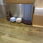 伊勢廣 - カウンター上の調味料　左から山椒・塩・七味