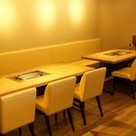 Shimofuran - 新築のお洒落な店内は、テーブル席4名席6名席、2名～利用できる個室、幅広いシーンに合わせてご利用いただけます!!