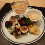 すず木 - 八寸
      白子と糸瓜、蟹の和え物、きっか生筋子、カマス寿司、蛸柔らか煮、蛸の卵、白瓜と鰻
      秋刀魚燻製、穴子牛蒡八幡巻き、トウモロコシ揚げ