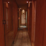 すず木 - 店内の様子。向かって右手がカウンター、左手が個室