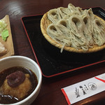 そば処 梅の花 - 梅おろし蕎麦
            やや太め
            量も太さもかなりの食べ応え