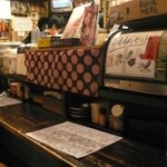 ケンゾーカフェ - 一階は６～７ 人くらいのカウンター席。