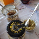 メツゲライ・トキワ - マスタードはマイユにタスマニア産粒マスタードにトキワ特製の三種類