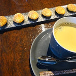 レストラン オネット - エッセ（前菜・リゾット・メイン・マドレーヌとコーヒー）1800円の、焼きたてマドレーヌとコーヒー