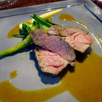 レストラン オネット - エッセ（前菜・リゾット・メイン・マドレーヌとコーヒー）1800円の、仔羊肩ロース肉の低温ロースト、カレー風味のジュのソース