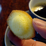 レストラン オネット - エッセ（前菜・リゾット・メイン・マドレーヌとコーヒー）1800円の、焼きたてマドレーヌとコーヒー