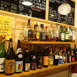 立呑み ほるもんBar おかだ - カウンターのお酒