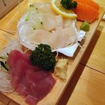 立ち飲み屋 佞武多 - 刺身盛り合わせ　こっｔこれで　ろっぴゃくえん？！