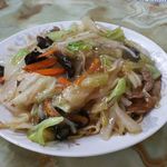 玉蘭 - 野菜餡かけ乾麺　800円。食感は、柔らかい餡かけ焼きそばのような感じです。麺は茹でた後、ガンメン（油そばのようなもの）用のタレを絡ませた後、仕上げに塩味の野菜の餡をかけ完成。台湾の香辛料が良いです。