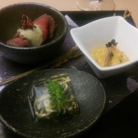 花蝶 銀座本店 - 前菜　ローストビーフ　てっぴ煮凝り　帆立と雲丹のなめろう