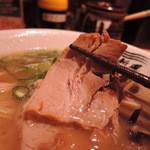 博多新風ラーメン食堂 - チャーシューは豚バラ肉で、歯応えやわらかさホロリと崩れる。味は大人しい素直な肉味