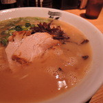 博多新風ラーメン食堂 - じっくりと引いたスープに現出する骨の優しい香りが魅力的だった。