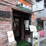 マドラスキッチン - レンガタイルの外装がカジュアルなイメージ。