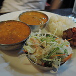 マドラスキッチン - こちらは嫁の頼んだナンカレーセット。