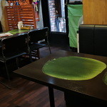 マドラスキッチン - テーブルにバナナリーフのイミテーションシートがあるのが、サウスインディア感ｗｗ