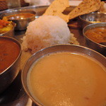 マドラスキッチン - 手前、デザートの甘い豆汁　☆３．７　ぜんざいのような味