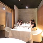 ライラ - 店内のテーブル席の風景です