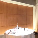 ライラ - 店内のテーブル席の風景です