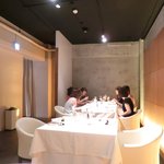 ライラ - 店内のテーブル席の風景です