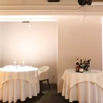 ライラ - 店内のテーブル席の風景です