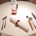 ライラ - 店内のテーブル席の風景です