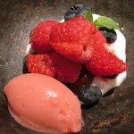 ライラ - ランチコース 5443円 のクレームダンジュ ベリーと桃のソルベ添え