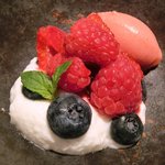 ライラ - ランチコース 5443円 のクレームダンジュ ベリーと桃のソルベ添え