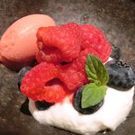 ライラ - ランチコース 5443円 のクレームダンジュ ベリーと桃のソルベ添え