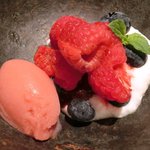 ライラ - ランチコース 5443円 のクレームダンジュ ベリーと桃のソルベ添え