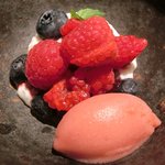 ライラ - ランチコース 5443円 のクレームダンジュ ベリーと桃のソルベ添え