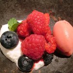 ライラ - ランチコース 5443円 のクレームダンジュ ベリーと桃のソルベ添え