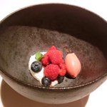 ライラ - ランチコース 5443円 のクレームダンジュ ベリーと桃のソルベ添え