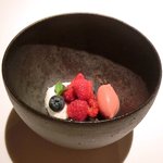 ライラ - ランチコース 5443円 のクレームダンジュ ベリーと桃のソルベ添え