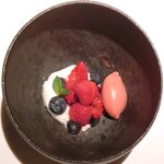 ライラ - ランチコース 5443円 のクレームダンジュ ベリーと桃のソルベ添え